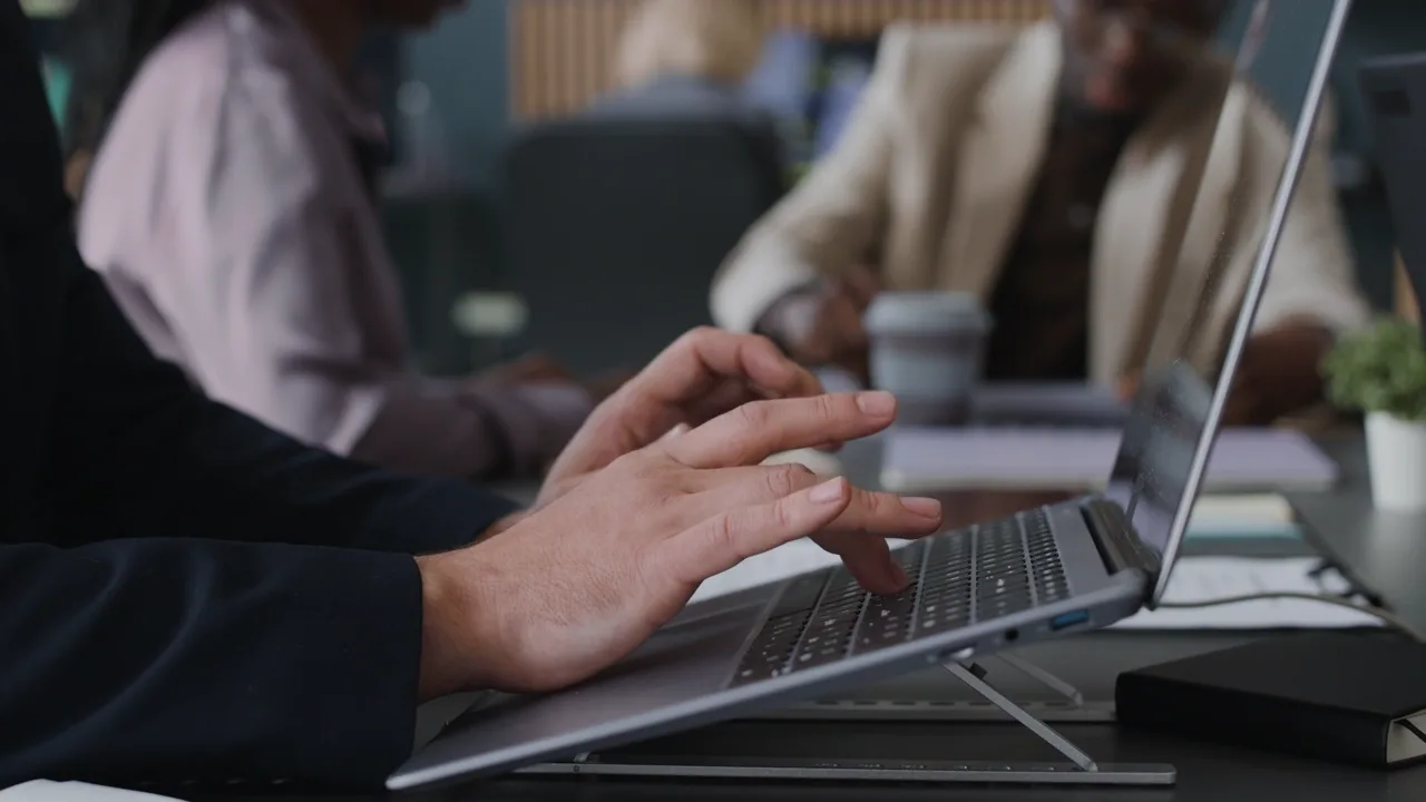 Equipe corporativa analisando painéis de dados em escritório moderno