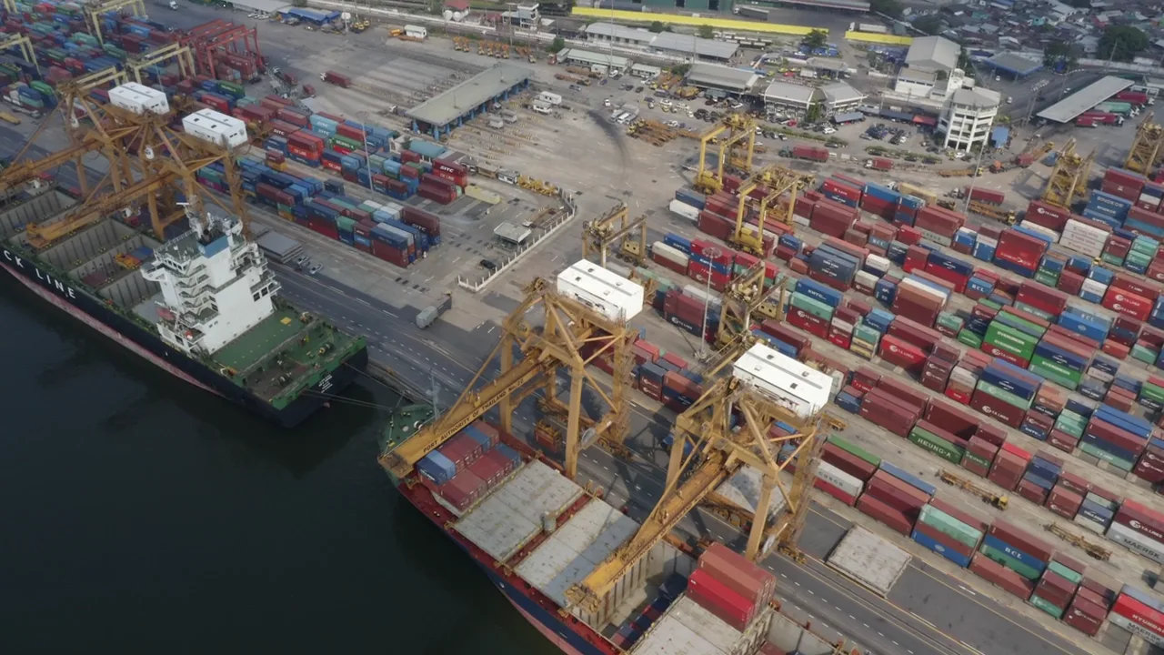 Barco de carga siendo abastecido en un puerto brasileño